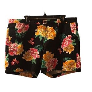 Old Navy Black and Floral Print 5 Inch Everyday Mid-Rise Shorts 16
